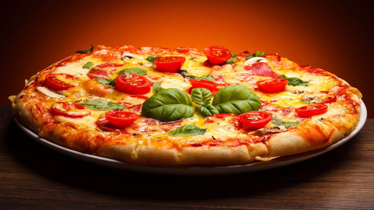 Pizza là món ăn được rất nhiều người ưa thích.