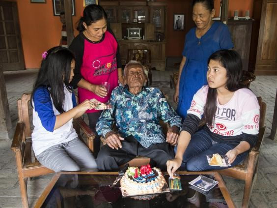 Cụ ông Mbah Gotho sinh nhật lần thứ 146 bên cháu chắt.