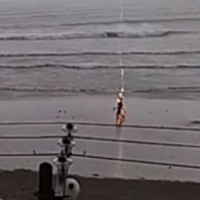 Người phụ nữ bị sét đánh trúng đầu ngay trên bãi biển