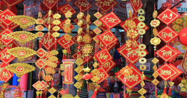Trang hoàng nhà cửa cho dịp Tết đã trở thành một nét văn hóa đẹp của người Việt Nam. Điểm qua những món đồ trang trí Tết độc đáo và đa dạng trên trang web của chúng tôi để có một mùa Tết lung linh, náo nức nhé!