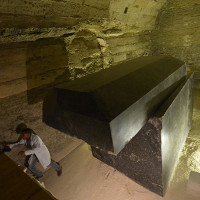 Những cỗ quan tài đen trăm tấn gần kim tự tháp Ai Cập
