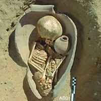 Tục chôn người chết trong bình gốm của người Ai Cập cổ đại