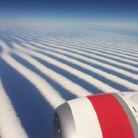 Những đường mây kẻ sọc thẳng tắp kỳ lạ trên bầu trời Australia
