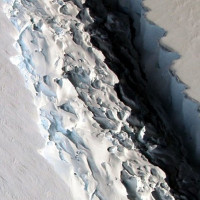 Khe nứt khổng lồ ở thềm băng Nam Cực sắp "đẻ con"