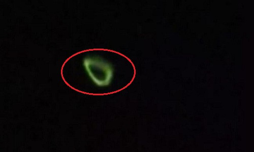 UFO hình hào quang màu xanh lá trên bầu trời Italy.