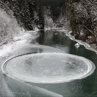 Vòng băng kỳ lạ xoay tròn giữa lòng sông Mỹ