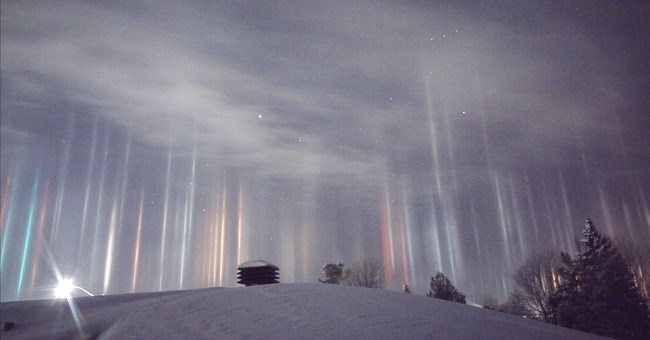 Giải mã những cột sáng bí ẩn nghi của người ngoài hành tinh đang gây xôn xao cả một vùng trời Canada