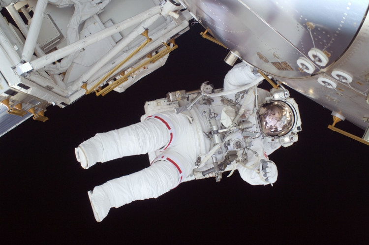 Chuyến đi bộ ngoài không gian thứ 196 của phi hành gia NASA