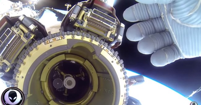 Video: Phi hành gia bị tố dùng tay che UFO phát sáng gần trạm ISS