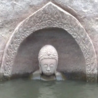 Đầu tượng Phật 600 tuổi nổi trên hồ nước gây sốt