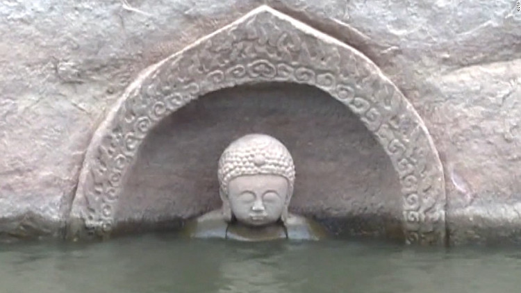Tượng Phật 600 năm tuổi vừa được phát hiện trong hồ nước ở tỉnh Giang Tây, phía Đông Trung Quốc.