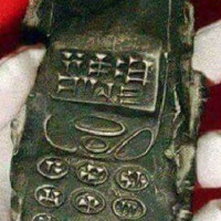 Sự thật bất ngờ về chiếc điện thoại di động 800 năm tuổi