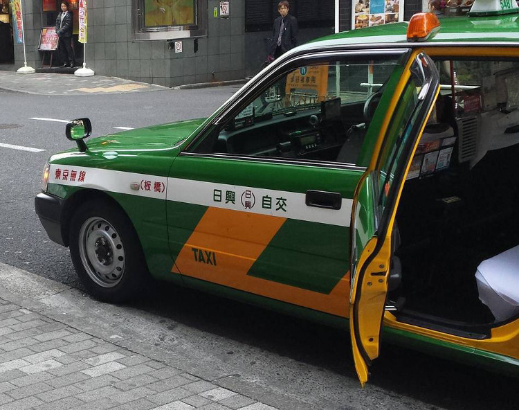Cửa xe taxi tự động
