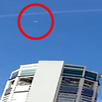Video: Hai vật thể hình cầu bay qua bầu trời Malaysia gây sốt mạng