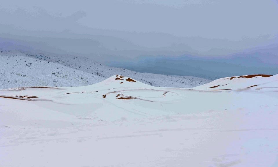 Nhiếp ảnh gia Sekkouri Kamel ghi lại khung cảnh lạ mắt khi tuyết bắt đầu rơi vào khoảng 1h30 sáng 20/1.