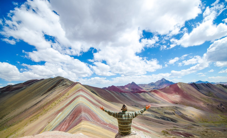 Nguồn gốc màu sắc rực rỡ như cầu vồng của núi thiêng ở Peru