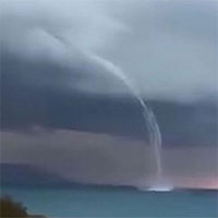 Video: UFO nghi hút nước biển Địa Trung Hải bằng vòi rồng