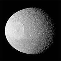 Lộ ảnh mới về mặt trăng "đồng tử" Tethys của Sao Thổ