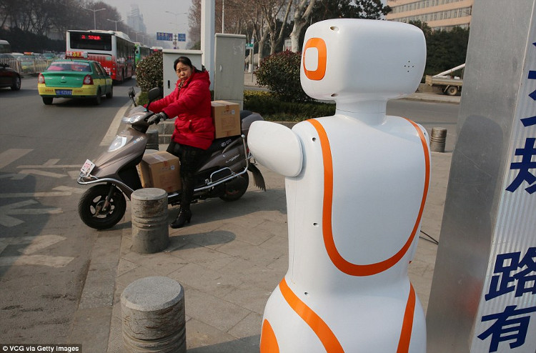 Trung Quốc bắt đầu dùng robot để ngăn người đi bộ qua đường sai vị trí