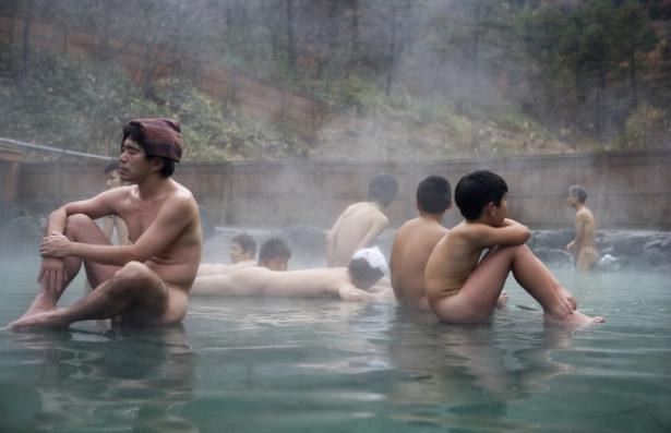 Vì sao người Nhật đội chiếc khăn nhỏ mỗi khi tắm 