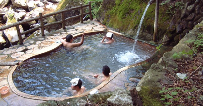 Vì sao người Nhật đội chiếc khăn nhỏ mỗi khi tắm "khỏa thân" suối nước nóng?