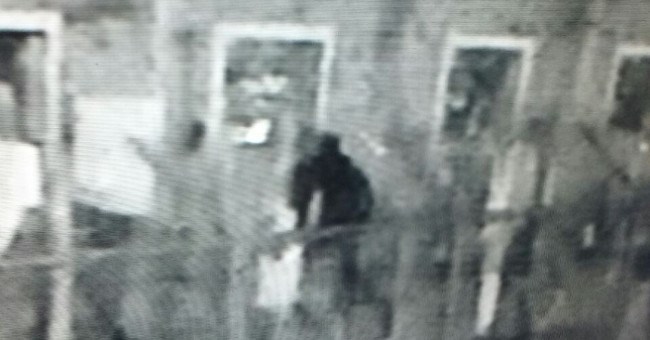 Khóc thét khi thấy bóng đen lơ lửng đi xuyên tường trong trại giam