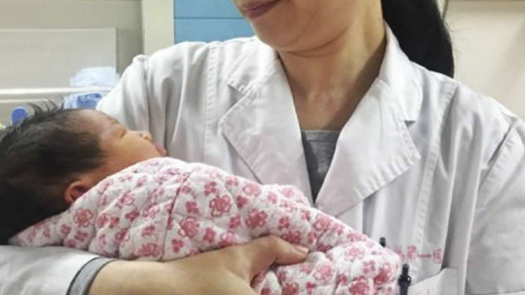 Em bé vừa sinh ra đã được 16 tuổi