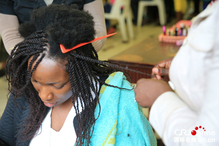 Bạn yêu thích mái tóc xoăn của phụ nữ châu Phi? Hãy xem hình ảnh để cảm nhận được sự cuốn hút và độc đáo của kiểu tóc này. Chúng tôi sẵn sàng giới thiệu cho bạn những kiểu tóc xoăn đẹp nhất của phụ nữ châu Phi.