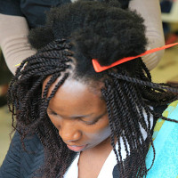 Vì sao phụ nữ châu Phi luôn có mái tóc xoăn tít kỳ lạ đến thế?