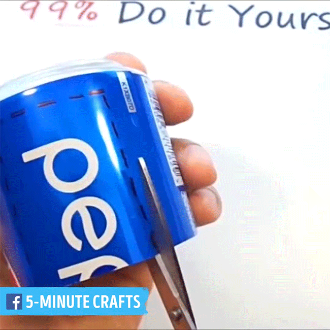 Với chiếc lon bia thứ 2, bạn cắt đôi, khoét 2 chiếc cửa và cắt rời luôn