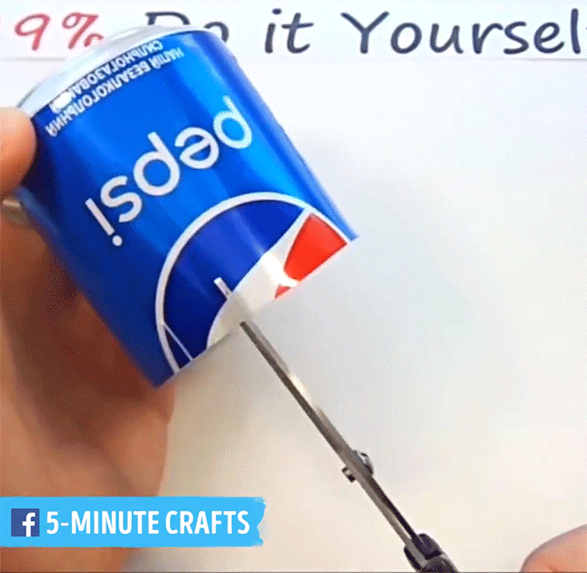 Phần cạnh sắc, bạn tỉa thành từng đoạn nhỏ rồi gập xuống