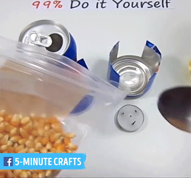 Cho ngô vào chiếc lon thứ nhất