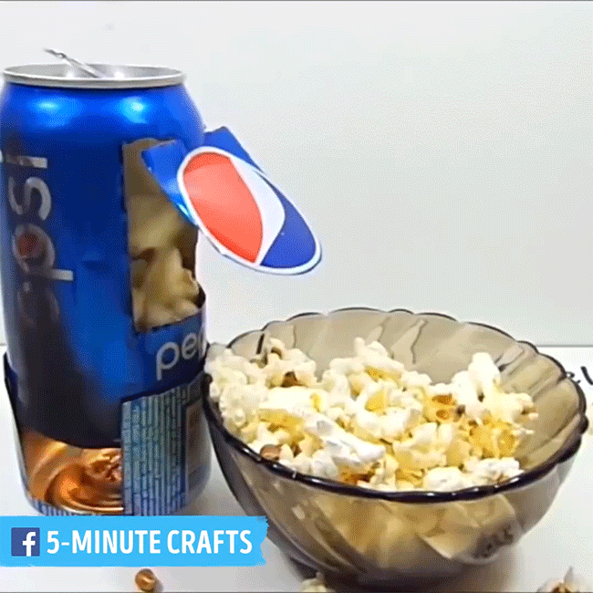 Bây giờ thì chỉ cần chờ lửa đun nóng lên và "nổ" ngô cho chúng mình thôi. 