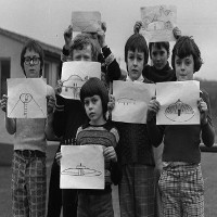 UFO bí ẩn trên sân trường khiến cả lớp học hoảng sợ ở Wales