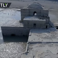 Nhà thờ 400 năm tuổi nổi lên mặt nước sau trận hạn hán