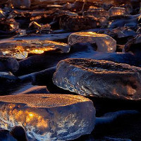 Hiện tượng hiếm gặp: Hàng ngàn "viên đá quý" trải khắp bờ sông ở Nhật