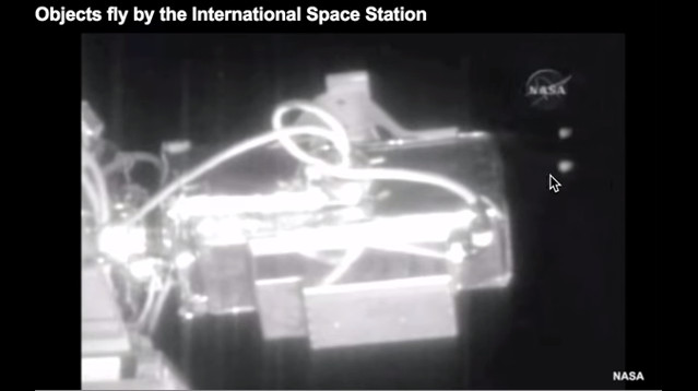 Những vật thể lạ bay qua Trạm Vũ trụ Quốc tế.