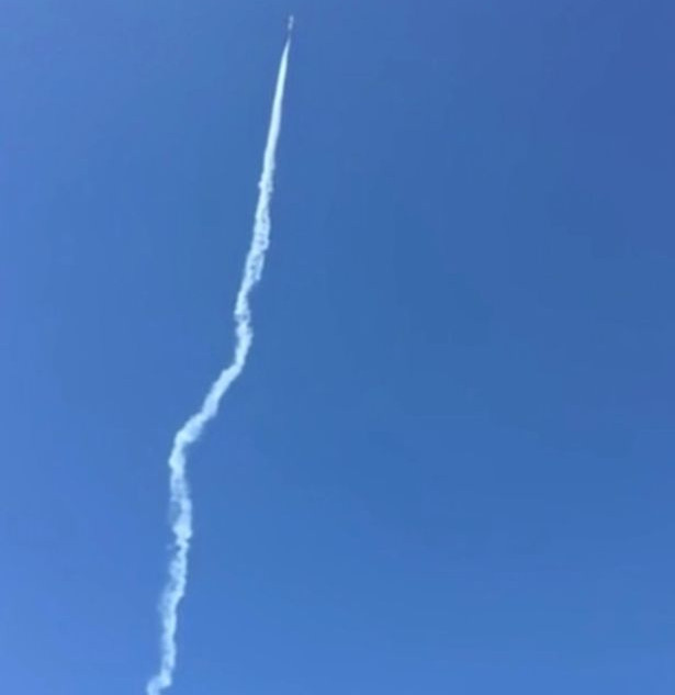 Máy bay tiêm kích của Chile dường như suýt đâm vào một vật thể lạ màu trắng bay xẹt qua bầu trời.