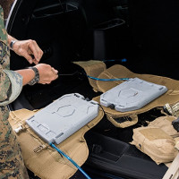 Bình nước kiêm tấm giáp của lính Mỹ: giải khát, giải nhiệt, dùng nước đá tăng độ chống đạn