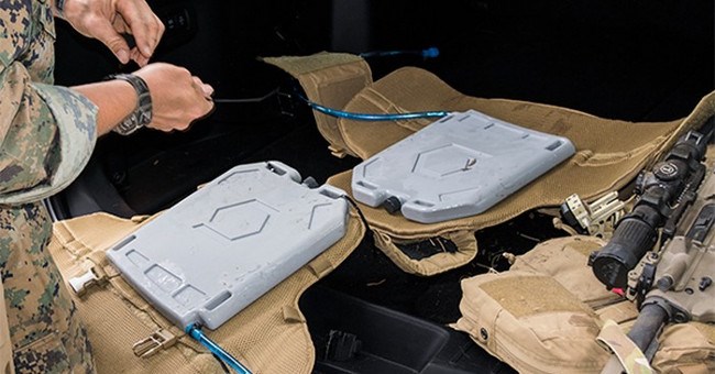 Bình nước kiêm tấm giáp của lính Mỹ: giải khát, giải nhiệt, dùng nước đá tăng độ chống đạn