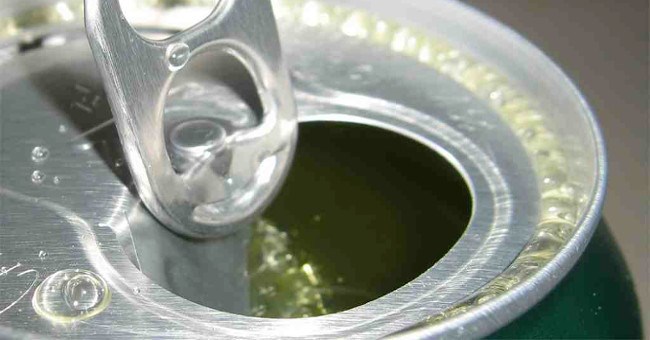 Đọc bài viết này xong, bạn sẽ không dám bật nắp lon nước "tu ừng ực" ngay đâu