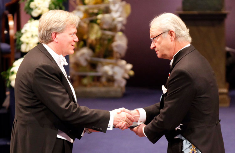 Nỗi khổ của giáo sư mang huy chương vàng Nobel qua sân bay Mỹ