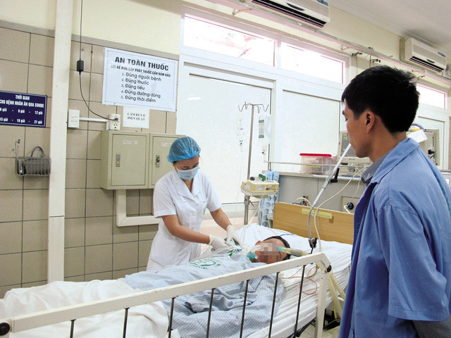Một ca bị ngộ độc rượu đang điều trị tại Trung tâm Chống độc, Bệnh viện Bạch Mai.