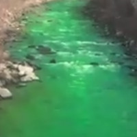Sông Tây Ban Nha đổi màu xanh dạ quang bất thường gây lo sợ