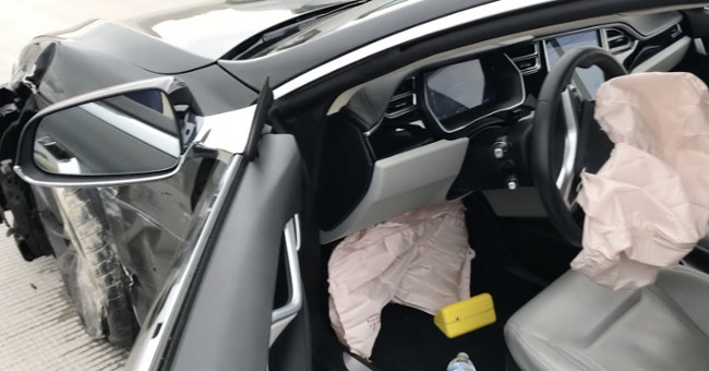 Xe tự lái của Mỹ đâm vào dải phân cách vì không thấy đường