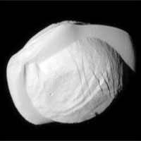 Hình ảnh rõ nhất về vệ tinh giống UFO của Sao Thổ