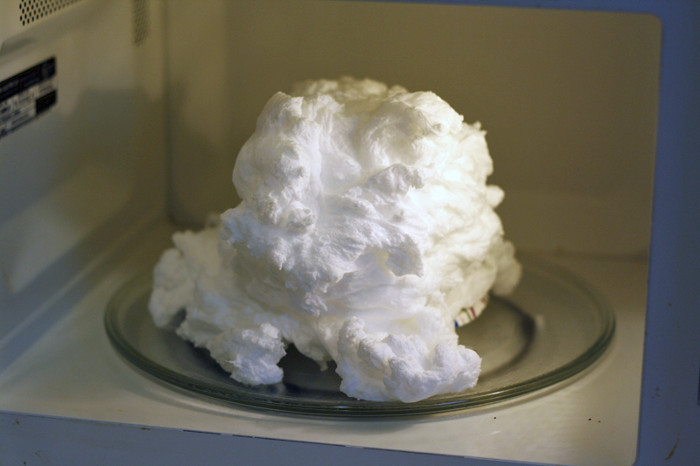 Cho xà phòng vào lò vi sóng, chúng sẽ giãn nở cực nhanh để tạo thành những cục bông.