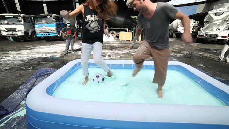 Chúng ta có thể chạy nhảy trên bề mặt của nó. Chúng ta có thể chạy nhảy trên bề mặt của nó.