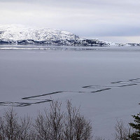 Đường zigzag kỳ lạ trên mặt hồ băng lớn nhất Iceland