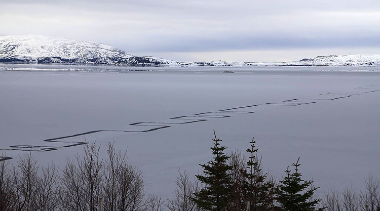 Đường zigzag kỳ lạ trên mặt hồ băng lớn nhất Iceland